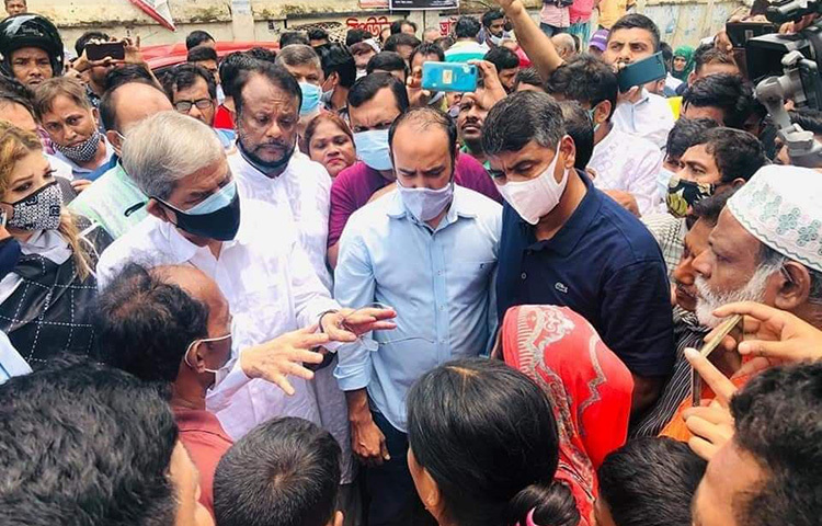 বস্তিবাসীদের জন্য স্থায়ী বাসস্থানের ব্যবস্থা করার দাবি জানিয়েছের বিএনপির মহাসচিব মির্জা ফখরুল ইসলাম আলমগীর। আজ মহাখালী সাততলা বস্তিতে আগুনে ক্ষতিগ্রস্তদের দেখতে গিয়ে সাংবাদিকদের সামনে এ দাবির কথা জানান তিনি। ছবি: বিপ্লব দিক্ষিৎ