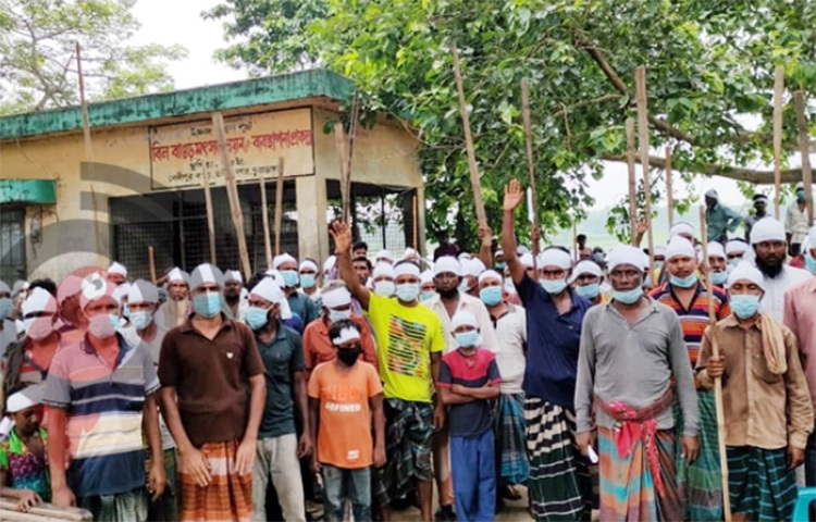 চুয়াডাঙ্গার জীবননগরের বেনীপুর বাঁওড়ের (জলমহাল) খাস আদায় বন্ধ ও আগামী ২৫ বছর নিজেদের অধীনে মাছ চাষের অনুমতিসহ বিভিন্ন দাবিতে মাথায় কাফনের কাপড় বেঁধে মানববন্ধন করেন ১১৫ মৎস্যজীবী। ছবি: সালাউদ্দীন কাজল