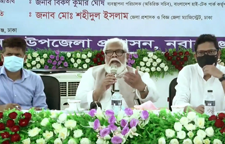 বাংলাদেশ প্রধানমন্ত্রী শেখ হাসিনার সাহস, সততা ও দূরদর্শিতার সুফল পাচ্ছে বলে মন্তব্য করেছেন তার বেসরকারি শিল্প ও বিনিয়োগবিষয়ক উপদেষ্টা সালমান এফ রহমান। আজ ঢাকা জেলার নবাবগঞ্জ ও দোহার উপজেলার আইটি বিশেষজ্ঞ ও উদ্যোক্তাদের সঙ্গে মতবিনিময় সভায় প্রধান অতিথির বক্তব্যে তিনি এ মন্তব্য করেন। ছবি: জাগো নিউজ