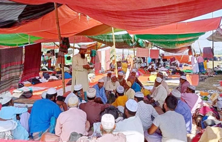 প্রশাসনের নিষেধাজ্ঞা উপেক্ষা করেই কুষ্টিয়ায় শুরু হয়েছে তিন দিনব্যাপী জেলা ইজতেমা। আজ থেকে কুষ্টিয়া-মেহেরপুর সড়কের মশান এলাকায় এই ইজতেমা শুরু হয়। ছবি: আল মামুন সাগর