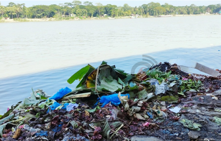অব্যাহত দখল ও দূষণে অস্তিত্ব সংকটে রয়েছে পটুয়াখালীর লোহালিয়া ও লাউকাঠী নদী। শহরের নিত্যদিনের উৎপাদিত বর্জ্যের বড় একটি অংশ নদীতে ফেলা হচ্ছে। এতে নদীর পানি যেমন দূষিত হচ্ছে তেমনি বর্জ্যে ভরাট হচ্ছে নদীর পাড়। ছবি: আব্দুস সালাম আরিফ