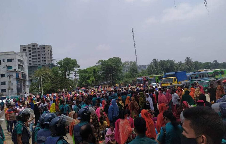 বকেয়া বেতন ও ঈদ বোনাসের দাবিতে সড়ক অবরোধ করেছেন রাজধানীর উত্তরার পোশাকশ্রমিকরা। এসময় শ্রমিকদের বিভিন্ন স্লোগান দিতে শোনা যায়। ছবি: জাগো নিউজ