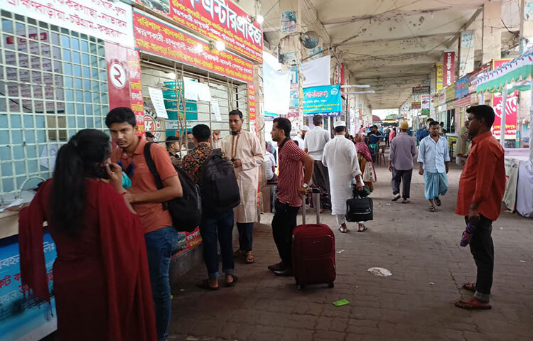 আজ ঈদের দিনেও বাড়ি ফিরছে মানুষ। রাজধানীর গাবতলী বাস স্টেশনে গিয়ে এমন দৃশ্য দেখা গেছে। বিশেষ করে ব্যবসা-বাণিজ্যের সঙ্গে জড়িত মানুষই বেশির ভাগ বাড়ি যাচ্ছেন বলে জানা গেছে। ছবি: জাগো নিউজ