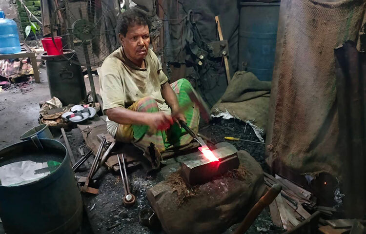 আসন্ন ঈদুল আজহাকে সামনে রেখে জমজমাট হয়ে উঠেছে কামারপাড়া। তৈরি করা হচ্ছে ধারালো ছুরি, চাপাতি, দা, বঁটিসহ নানাবিধ সরঞ্জাম। এ ব্যস্ততা চলবে ঈদের দিন পর্যন্ত। আজ রাজধানীর কারওয়ান বাজারে গিয়ে দেখা যায়, ব্যস্ত সময় পার করছেন কামাররা। ছবি: বিপ্লব দিক্ষিৎ