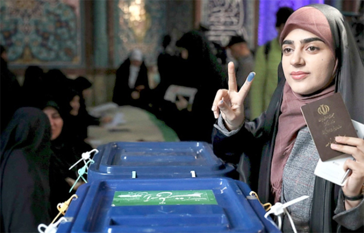 ইসলামী প্রজাতন্ত্র ইরানের ১৩তম প্রেসিডেন্ট নির্বাচন আজ (১৮ জুন)। এদিন স্থানীয় সময় সকাল ৭টায় দেশটিতে ভোটগ্রহণ শুরু হয়েছে। চলবে রাত ১২টা পর্যন্ত। তবে প্রয়োজনে ভোটগ্রহণের সময় রাত ২টা পর্যন্ত বাড়ানো যাবে। ছবি: সংগৃহীত