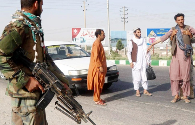 আফগানিস্তানের ৮৫ শতাংশ এলাকা দখলে নেয়ার দাবি তালেবানের। সে দেশের হেরাত প্রদেশে এক ব্যক্তির দেহ তল্লাশি করছেন এক আফগান সৈন্য। ছবি: সংগৃহীত