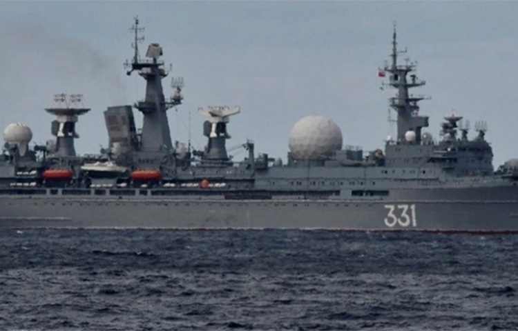 রাশিয়া ও চীনের নৌবাহিনীর ১০টি জাহাজ একসঙ্গে জাপান প্রণালী অতিক্রম করেছে। ওই প্রণালী জাপানের মূল ভূখণ্ড ও উত্তরের হোক্কাইডো দ্বীপকে আলাদা করেছে। জাপান সরকার জানিয়েছে, এই কর্মকাণ্ডকে তারা খুব কাছ থেকে পর্যবেক্ষণ করছে। আজ কাতারভিত্তিক সংবাদমাধ্যম আল-জাজিরার এক প্রতিবেদনে এ তথ্য জানানো হয়। ছবি: সংগৃহীত