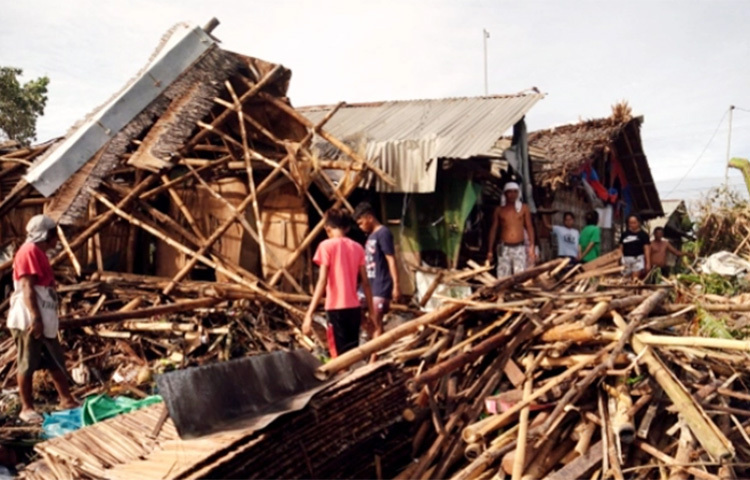 ফিলিপাইনের দক্ষিণাঞ্চলে সুপার টাইফুন ‘রাই’-র আঘাতে এখন পর্যন্ত চারজনের মৃত্যুর খবর পাওয়া গেছে। এখনও চলছে উদ্ধার কাজ। নিরাপদ আশ্রয়ে সরিয়ে নেওয়া হয়েছে দেশটির মধ্য ও দক্ষিণাঞ্চলের কয়েক লাখ বাসিন্দাকে। ছবি: সংগৃহীত