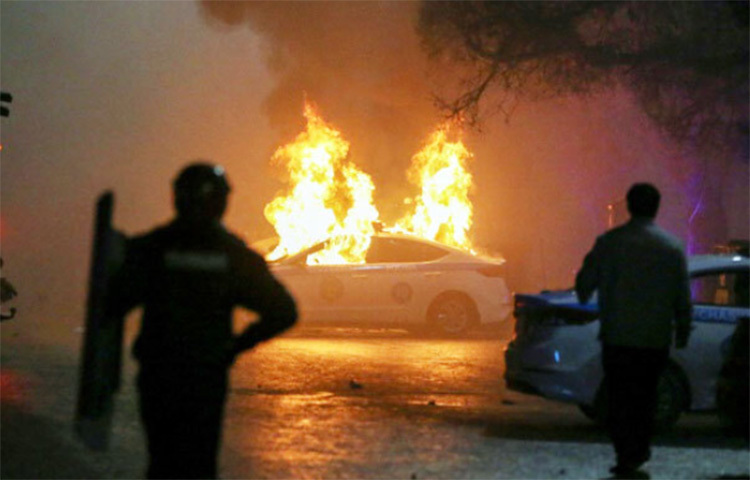 সরকার পতনের পরেও অস্থিরতা থামেনি কাজাখস্তানে। চলমান বিক্ষোভ-সহিংসতায় সেখানে পুলিশ-বিক্ষোভকারীসহ এরই মধ্যে কয়েক ডজন মানুষ প্রাণ হারিয়েছেন। এ অবস্থায় দেশটির পরিস্থিতি সামলাতে সেনা পাঠানোর ঘোষণা দিয়েছে রাশিয়াসহ আশপাশের দেশগুলো। ছবি: সংগৃহীত