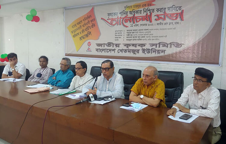 বাংলাদেশ ওয়ার্কার্স পার্টির সভাপতি রাশেদ খান মেনন বলেছেন, কৃষকের কথা কেউ বলে না। আজ জাতীয় প্রেস ক্লাবের আবদুস সালাম হলে কৃষকের পানির অধিকার নিশ্চিতের দাবিতে জাতীয় কৃষক সমিতি ও বাংলাদেশ খেতমজুর ইউনিয়নের যৌথ উদ্যোগে আয়োজিত আলোচনা সভায় তিনি এসব কথা বলেন। ছবি: মাহবুব আলম