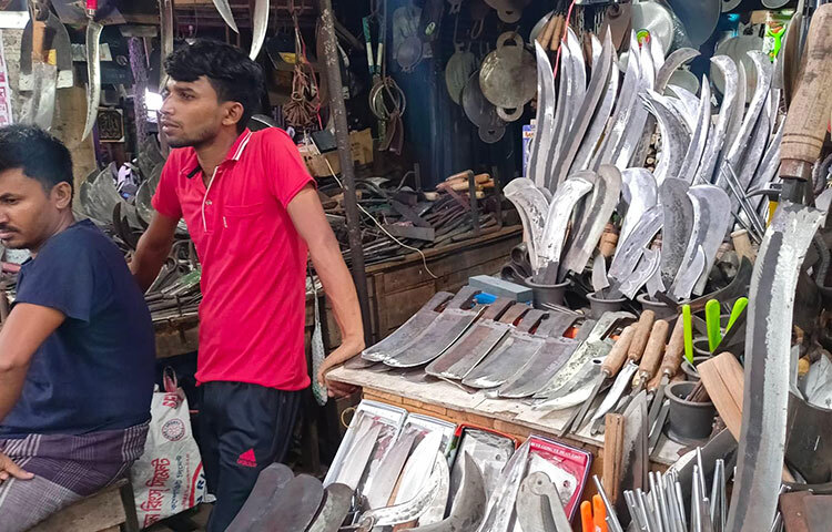 কারওয়ান বাজারে সারাবছর শুধু দা, বঁটি বিক্রি হলেও ঈদ সামনে রেখে দোকানগুলোতে সাজিয়ে রাখা হয়েছে গরু জবাইয়ের ছোরা, দেশি-বিদেশি চাপাতি, বিভিন্ন সাইজের চাকু। অন্যদিকে মার্কেটের ভেতরে কারখানায় কয়লার আগুনে লোহা পুড়িয়ে বিভিন্ন দেশীয় অস্ত্রে রূপ দিচ্ছেন কামাররা। ছবি: বিপ্লব দিক্ষিৎ