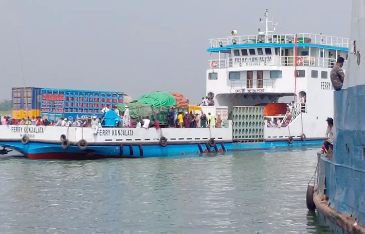 যাত্রী ও যানবাহন পারাপারে নৌরুটে বর্তমানে ১৪টি ফেরি সচল রয়েছে। ছবি: জাগো নিউজ