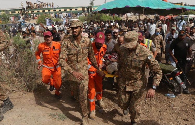 পাকিস্তানের সিন্ধু প্রদেশের ঘোটকি জেলায় যাত্রীবাহী দু’টি ট্রেনের মুখোমুখি সংঘর্ষে নিহতের সংখ্যা বাড়ছেই। সর্বশেষ তথ্য অনুযায়ী ভয়াবহ এ দুর্ঘটনায় নিহত বেড়ে দাঁড়িয়েছে ৫১ জনে। ছবি: আল-জাজিরা
