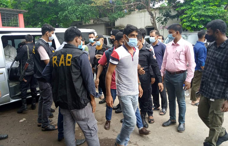 ঢাকা মেডিকেল কলেজ হাসপাতালে দালাল নির্মূলে অভিযান চালাচ্ছে র‌্যাপিড অ্যাকশন ব্যাটালিয়নের ভ্রাম্যমাণ আদালত। হাসপাতালের ভেতরে ও বাইরে বিভিন্ন জায়গায় তারা অভিযান পরিচালনা করছে। অভিযানে হাসপাতালের ভেতরে ও চত্বরে থাকা ২৪ দালালকে আটক করা হয়েছে। ছবি: জাগো নিউজ