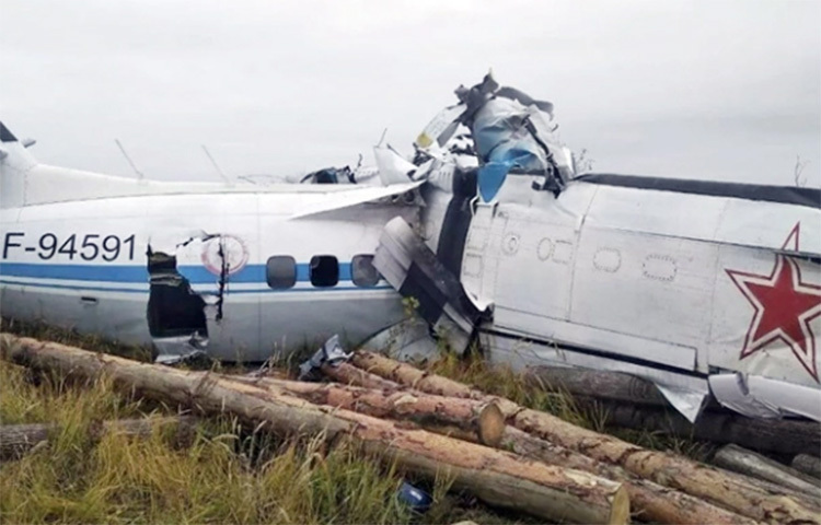 রাশিয়ার এল-৪১০ মডেলের একটি প্লেন বিধ্বস্ত হয়েছে। এতে ১৬ জন নিহত হয়েছেন। প্লেনটিতে ২৩ জন যাত্রী ছিলেন বলে জানা গেছে। দেশটির জরুরি সহায়তাবিষয়ক মন্ত্রণালয় জানিয়েছে, রাশিয়ার মধ্যাঞ্চলের তাতারস্তানে স্থানীয় সময় আজ সকাল ৯টা ২৩ মিনিটে এ দুর্ঘটনা ঘটে। এতে ১৬ জন নিহত হন। ছবি: সংগৃহীত