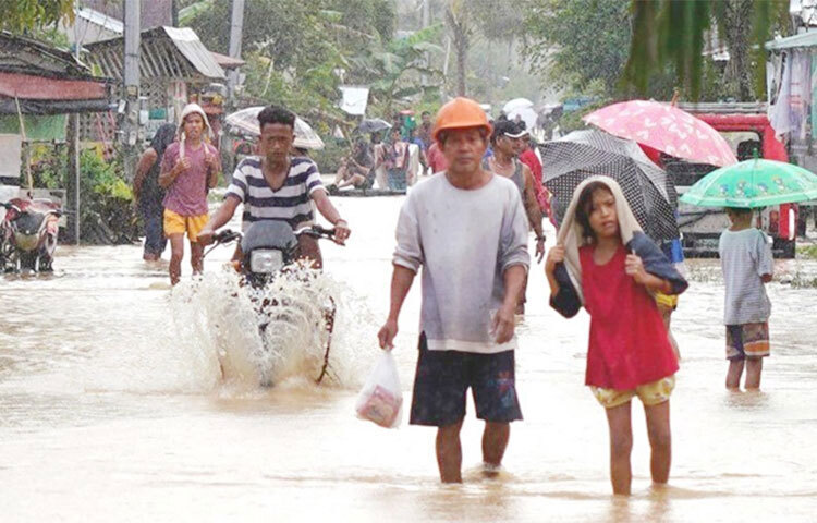ফিলিপাইনে মেগি ঝড়ের প্রভাবে বন্যা এবং ভূমিধসে কমপক্ষে ২৫ জনের মৃত্যু হয়েছে। উদ্ধারকর্মীরা এখনও পূর্ব ও দক্ষিণ উপকূলে আটকে পড়া লোকজনকে উদ্ধারে কাজ করে যাচ্ছেন। ছবি: সংগৃহীত
