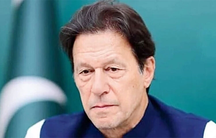 পাকিস্তানের প্রধানমন্ত্রী পদ হারানোর পরে এবার দুর্নীতির মামলায় তদন্তের মুখে পড়লেন ইমরান খান। প্রধানমন্ত্রী থাকাকালীন উপহার পাওয়া একটি নেকলেস ১৮ কোটি রুপিতে বিক্রি করে দেওয়ার অভিযোগ রয়েছে তার বিরুদ্ধে। ছবি: সংগৃহীত
