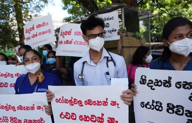 কয়েক দশকের মধ্যে সবচেয়ে ভয়াবহ অর্থনৈতিক সংকটে দিন কাটাচ্ছে শ্রীলঙ্কা। দেশটিতে আর মাত্র কয়েক দিনের জ্বালানি অবশিষ্ট রয়েছে। পরিস্থিতি দিন দিন আরও খারাপের দিকেই যাচ্ছে। অপরদিকে সরকারের কাছে জ্বালানি সংকটের সমাধান দাবি করে চিকিৎসক, ব্যাংকারসহ শত শত মানুষ রাজপথে বিক্ষোভে অংশ নিয়েছেন। ছবি: বিপ্লব দিক্ষিৎ