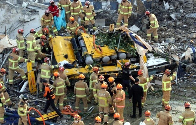দক্ষিণ কোরিয়ায় একটি বাসের ওপর বহুতল একটি ভবন ধসে পড়ার ঘটনায় কমপক্ষে ৯ জনের মৃত্যু হয়েছে। স্থানীয় কর্মকর্তারা জানিয়েছেন, পাঁচতলা ভবনটি একটি বাসের ওপর ধসে পড়েছে। ছবি: সংগৃহীত