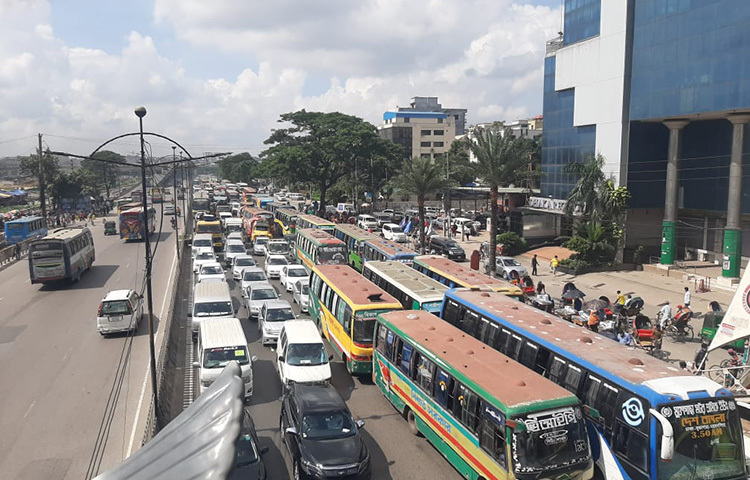 কঠোর লকডাউন শিথিলের দ্বিতীয় দিনে রাজাধানীর একটি সড়কের দৃশ্য। আজ ছুটির দিনেও প্রায় প্রতিটি সড়কে জ্যাম দেখা গেছে। ছবি: বিপ্লব দিক্ষিৎ