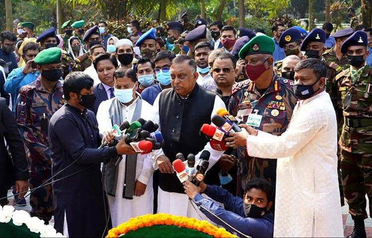 পিলখানায় নৃশংস হত্যাকাণ্ডের বিচার যেমন হয়েছে, দণ্ডপ্রাপ্ত আসামিদের রায়ও যথাযথভাবে কার্যকর করা হবে। এজন্য ধৈর্য ধারণ করতে হবে। আজ সকালে সাংবাদিকদের এ কথা জানিয়েছেন স্বরাষ্ট্রমন্ত্রী আসাদুজ্জামান খান কামাল। বনানীস্থ সামরিক কবরস্থানে পিলখানা হত্যাকাণ্ডে শহীদদের সমাধিতে পুস্পস্তবক অর্পণের মাধ্যমে শ্রদ্ধা জানান তিনি। ছবি: বিপ্লব দিক্ষিৎ