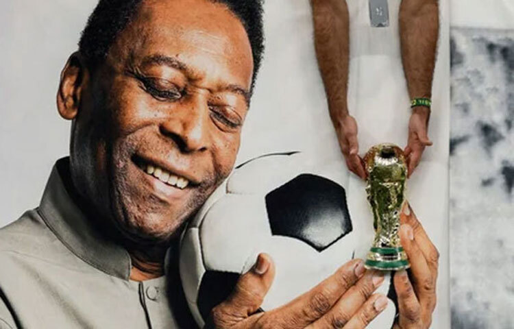 যে ক্লাবের হয়ে ফুটবলার হিসেবে বেড়ে উঠেছিলেন, যে ক্লাবের মাঠে খেলেছিলেন জীবনের বেশ কিছু স্মরণীয় ম্যাচ, সেই ক্লাব সান্তোসের মাঠেই অনুষ্ঠিত হবে কিংবদন্তি ফুটবলার পেলের শেষকৃত্যের অনুষ্ঠান। বৃহস্পতিবার রাতেই দুনিয়ার মায়া চিরদিনের জন্য ত্যাগ করে যান সর্বকালের সেরা ফুটবলার এডসন আরান্তেস ডো নাসিমন্তো (পেলে)। ছবি: সংগৃহীত