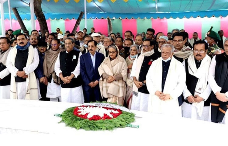 আওয়ামী লীগের সভাপতি ও প্রধানমন্ত্রী শেখ হাসিনার নেতৃত্বে দলটির নবনির্বাচিত জাতীয় কমিটি, কেন্দ্রীয় কার্যনির্বাহী কমিটি ও উপদেষ্টা পরিষদ জাতির পিতা বঙ্গবন্ধু শেখ মুজিবুর রহমানের সমাধিতে শ্রদ্ধা জানিয়েছেন। আজ গোপালগঞ্জের টুঙ্গিপাড়ায় বঙ্গবন্ধু শেখ মুজিবুর রহমানের সমাধিতে পুষ্পস্তবক অর্পণ করে নেতারা শ্রদ্ধা জানান। ছবি: জাগো নিউজ