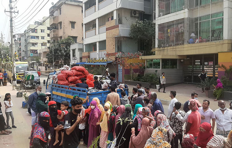 দ্রব্যমূল্য বৃদ্ধি পাওয়ায় প্রতিদিনই টিসিবির ট্রাকের পেছেন মানুষের সারি দীর্ঘ হচ্ছে। আজ সকালে মিরপুর ২নং ওয়ার্ড কমিউনিটি সেন্টার সংলগ্ন রাস্তা থেকে এ ছবি তোলা হয়েছে। ছবি: জাগো নিউজ