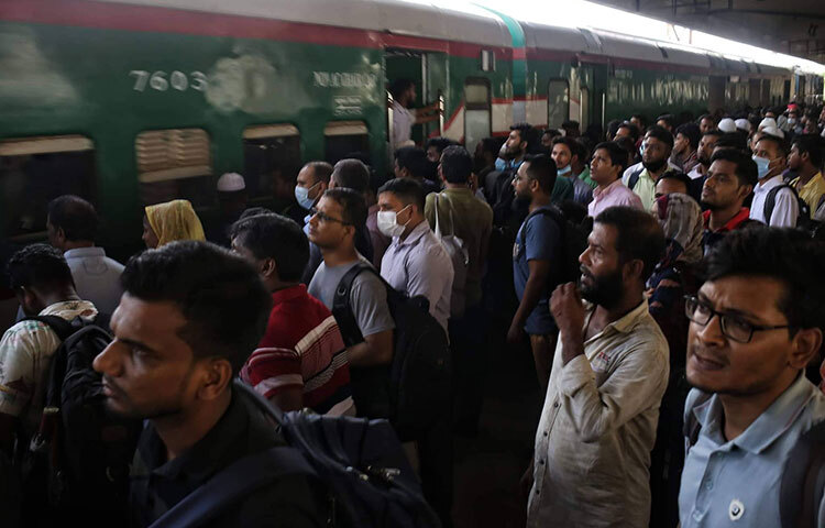 আজ সকালে সরেজমিনে কমলাপুর রেলওয়ে স্টেশন ঘুরে দেখা গেছে, বেশিরভাগ ট্রেন সময় মতো ছেড়ে যাচ্ছে। দু-একটি ট্রেন ছাড়ছে সামান্য দেরিতে। ছবি: বিপ্লব দিক্ষিৎ