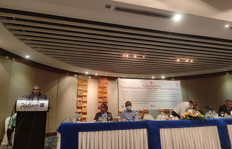 স্বাস্থ্য ও পরিবার কল্যাণ মন্ত্রী জাহিদ মালেক বলেছেন, ২০২০ সালের তুলনায় গত বছর দেশে ম্যালেরিয়া আক্রান্তের সংখ্যা ও মৃত্যু বাড়ছে। ম্যালেরিয়া নির্মূলে শুধুমাত্র দেশে ব্যবস্থা নিলে হবে না, পার্শ্ববর্তী দেশগুলোর সঙ্গে সমন্বয় করে সেসব দেশেও যাতে ম্যালেরিয়া সংক্রমণ বন্ধ হয় সে ব্যবস্থা নিতে হবে। আজ রাজধানীর বনানীর একটি হোটেলে জাতীয় ম্যালেরিয়া নির্মূল কর্মসূচির স্বাস্থ্য অধিদপ্তর, ডব্লিউএইচও ও ব্র্যাকের পঞ্চম যৌথ পর্যবেক্ষণ মিশন শীর্ষক এক অনুষ্ঠানে তিনি এসব কথা বলেন। ছবি: বিপ্লব দিক্ষিৎ