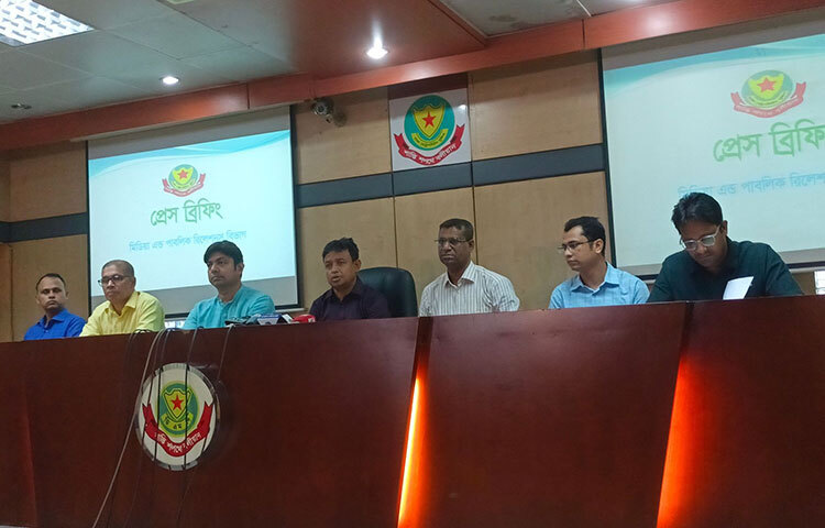 কেউ যদি ডিবি পরিচয় দেয় তাহলে তাদের আইডি কার্ড দেখতে চাওয়ার জন্য সবার প্রতি অনুরোধ জানিয়েছেন ডিবি প্রধান ডিএমপির অতিরিক্ত পুলিশ কমিশনার মোহাম্মদ হারুন অর রশীদ। আজ দুপুরে ডিএমপির মিডিয়া সেন্টারে আয়োজিত সংবাদ সম্মেলনে এক প্রশ্নের জবাবে তিনি এ কথা বলেন। ছবি: জাগো নিউজ