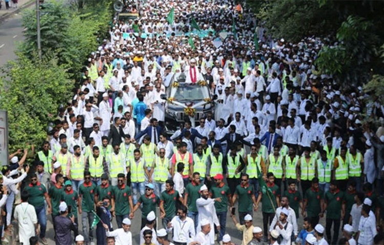 ঈদে মিলাদুন্নবী (সা.) উপলক্ষে রাজধানীতে জশনে জুলুশ অনুষ্ঠিত হয়েছে। আঞ্জুমান-ই-রহমানিয়া মাইজভান্ডারিয়া এ জশনে জুলুসের আয়োজন করে। এতে হাজার হাজার মানুষ অংশ নেন। আজ সকালে রাজধানীর সোহরাওয়ার্দী উদ্যান থেকে জশনে জুলুস শুরু হয়। ছবি: মাহবুব আলম