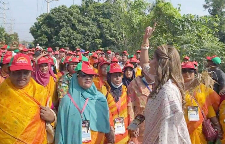 আনন্দ-উচ্ছ্বাসের মধ্য দিয়ে চলছে ঢাকা জেলা বিএনপির সম্মেলন। রোববার (৩০ অক্টোবর) দুপুর ২টা থেকে এ সম্মেলন শুরু হলেও সকালেই বিভিন্ন থানা-উপজেলা থেকে কাউন্সিলর ও নেতাকর্মীরা উপস্থিত হতে থাকেন। ছবি: বিপ্লব দিক্ষিৎ