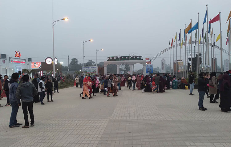 শীতে রাজধানীর জনজীবনও বিপন্ন। তার প্রভাব পড়েছে আন্তর্জাতিক বাণিজ্যমেলার বেচাকেনায়ও। সরকারি ছুটির দিনেও মেলায় কমেছে ক্রেতা ও দর্শনার্থী। আজ বাণিজ্যমেলা ঘুরে এমন চিত্র দেখা গেছে। ব্যবসায়ীরা বলছেন, মেলা শুরুর পর প্রথম ছুটির দিন (গতকাল শুক্রবার) ক্রেতা-দর্শনার্থীর সংখ্যা কিছুটা বেড়েছিল। তবে তীব্র শীত পড়ায় আজকের চিত্র ব্যতিক্রম। ছবি: মাহবুব আলম