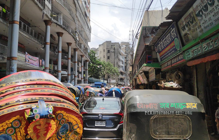 রাজধানীর সদরঘাটে প্রবেশের রাস্তায় প্রচণ্ড জ্যাম। দেশের দক্ষিণাঞ্চলের ঘরমুখো মানুষের কারণে এ জ্যামে সৃষ্টি হয়েছে। ছবি: জাগো নিউজ