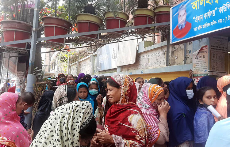 রাজধানীর মিরপুরে করোনার টিকাদান কেন্দ্রগুলোতে ভিড় লক্ষ্য করা গেছে। এসব টিকাকেন্দ্রে প্রবেশ নিয়ে বিশৃঙ্খলা সৃষ্টি হয়েছে। কোথাও টিকাগ্রহীতাদের সঙ্গে বাকবিতণ্ডা হয়েছে কর্তৃপক্ষের। আবার কেন্দ্রে মাত্র ৫০০ টিকা থাকলেও মানুষ দেখা গেছে হাজারেরও বেশি। ছবি: জাগো নিউজ