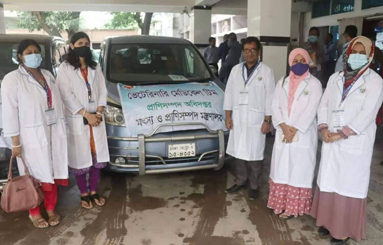 মৎস্য ও প্রাণিসম্পদ মন্ত্রণালয়ের নির্দেশে রাজধানীর পশুর হাটগুলোতে ভেটেরিনারি চিকিৎসকদের ২২টি টিম যোগ দিয়েছে। আজ থেকে দলগুলো পশুর স্বাস্থ্য পরীক্ষা ও কোরবানির অনুপযুক্ত পশু শনাক্তে কাজ করবে। ছবি: মাহবুব আলম