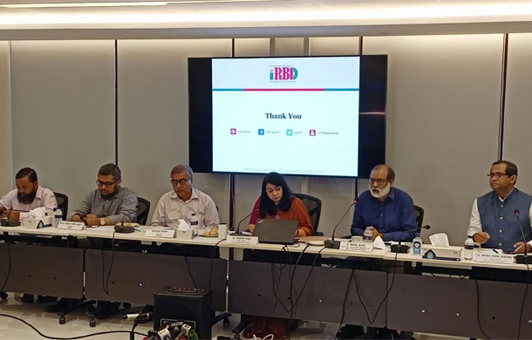 যাত্রী কল্যাণ সমিতির সভাপতি মোজাম্মেল হক চৌধুরী বলেছেন, রাজধানীতে মধ্যবিত্ত চাকরিজীবীদের অফিস যাতায়াতে ভাড়া দুই হাজার ১০০ থেকে ছয় হাজার টাকা পর্যন্ত বেড়েছে। তেলের দাম ও গাড়ি ভাড়া বাড়ানোর পর অফিসগামী যাত্রীদের ওপর গবেষণা করে এ তথ্য পাওয়া যায়। আজ সেন্টার ফর পলিসি ডায়ালগ (সিপিডি) আয়োজিত ‘জ্বালানি তেলের মূল্যবৃদ্ধি এড়ানো যেতো কি না’ শীর্ষক মিডিয়া ব্রিফিংয়ে তিনি এসব কথা বলেন। ছবি: জাগো নিউজ