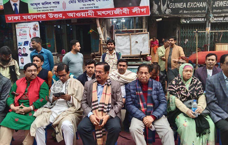 গণমিছিল কর্মসূচির নামে বিএনপির যে কোনো ধরনের নাশকতামূলক অপতৎপরতা মোকাবিলায় রাজধানীতে সতর্ক অবস্থান নেয় ক্ষমতাসীন আওয়ামী লীগ। দলটির নেতারা ৯টি টিমে ভাগ হয়ে ঢাকার গুরুত্বপূর্ণ ৯টি স্পটে আজ পাহারা বসায়। ছবি: বিপ্লব দিক্ষিৎ