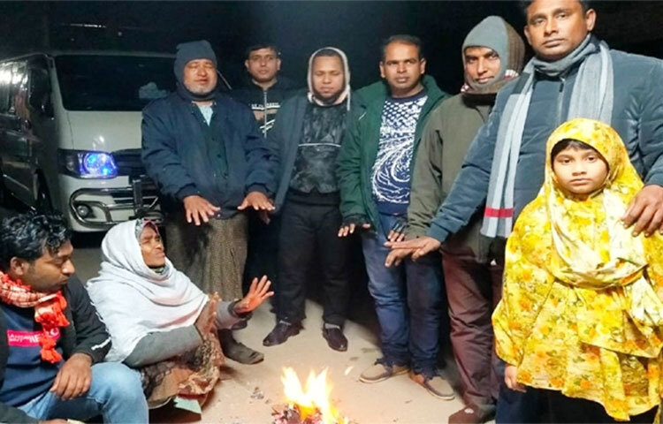 পৌষের হাড় কাঁপানো শীতে সারা দেশের মতো কাঁপছে দেশের দক্ষিণ-পশ্চিমাঞ্চলের জেলা সাতক্ষীরা। কনকনে শীতে কাহিল হয়ে পড়েছে সব শ্রেণির মানুষ। মৃদু শৈত্যপ্রবাহে শীতের তীব্রতা আরো বেড়েছে। ছবি: আহসানুর রহমান রাজীব