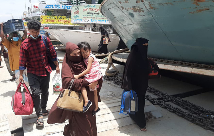 টার্মিনাল থেকে নিজ নিজ গন্তব্যের লঞ্চে উঠছে ঘরামুখো যাত্রীরা। ছবি: বিপ্লব দিক্ষিৎ