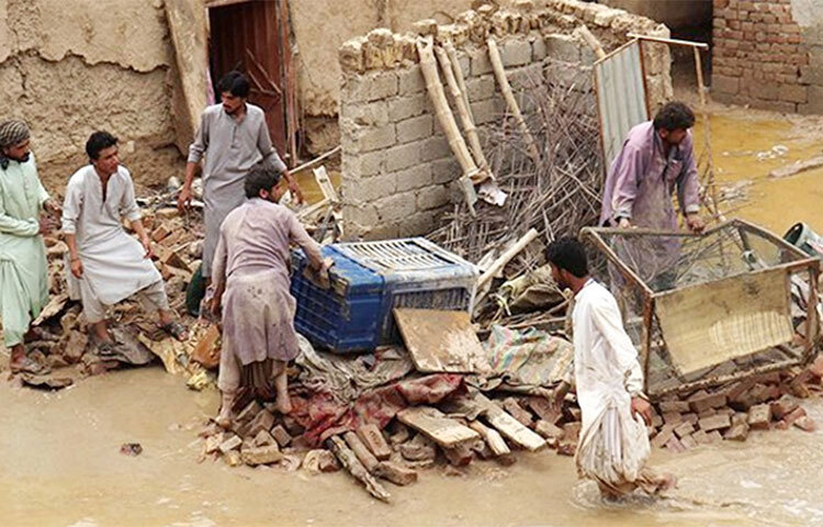 পাকিস্তানে প্রবল বর্ষণে অন্তত ৭৭ জনের প্রাণহানি ঘটেছে। এর মধ্যে ৩৯ জনের মৃত্যু হয়েছে বেলুচিস্তান প্রদেশে। দেশটির জলবায়ু পরিবর্তনবিষয়ক মন্ত্রী শেরি রেহমান এ তথ্য নিশ্চিত করেছেন। ছবি: সংগৃহীত
