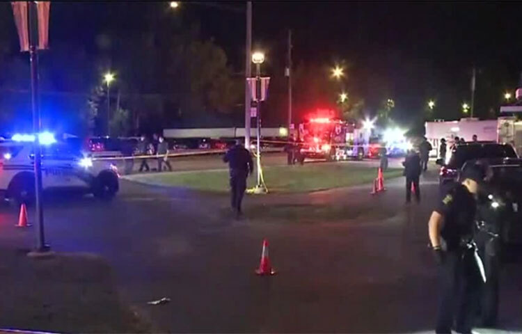 যুক্তরাষ্ট্রে আবারও গুলির ঘটনা। এবার হাইস্কুল শিক্ষার্থীদের ফুটবল ম্যাচ চলাকালে গুলি চালানো হয়েছে স্টেডিয়ামের বাইরে। এতে অন্তত তিনজন গুলিবিদ্ধ হয়েছেন। তবে সন্দেহভাজন কাউকেই এখন পর্যন্ত গ্রেফতার করা যায়নি। ছবি: সংগৃহীত