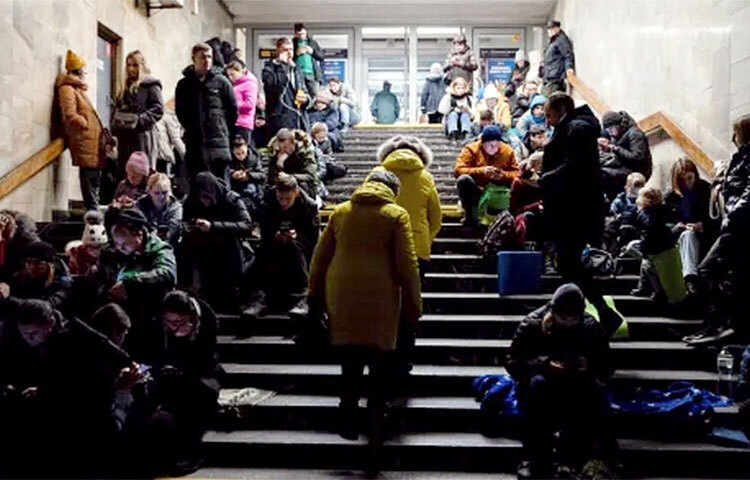 ইউক্রেনের শহরজুড়ে বিমান হামলার সাইরেন বেজে উঠে শুক্রবার ভোরে। হামলার আশঙ্কায় কিয়েভের বাসিন্দাদের আশ্রয়কেন্দ্রে যাওয়ার আহ্বান জানিয়েছে কর্তৃপক্ষ। ইউক্রেন সরকারের দাবি, গত ফেব্রæয়ারিতে রাশিয়া যুদ্ধ শুরু করার পর ব্যাপক ক্ষেপণাস্ত্র হামলা শুরু করেছে বৃহস্পতিবার। রাজধানী কিয়েভসহ ইউক্রেনজুড়ে বিভিন্ন শহরে কয়েক ডজন ক্ষেপণাস্ত্র ছোড়া হয়েছে। ছবি: সংগৃহীত