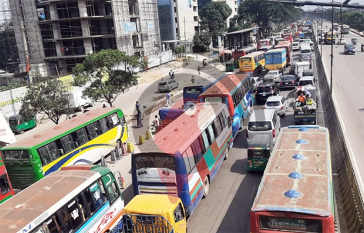 কঠোর বিধিনিষেধ শিথিলের দ্বিতীয় দিনে ঢাকা-ময়মনসিংহ মহাসড়কে তীব্র যানজটের সৃষ্টি হয়েছে। ছবি: জাগো নিউজ