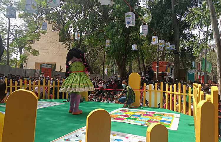 আজ শুক্রবার বইমেলায় শিশু প্রহর থাকায় মেলায় আসা শিশুরা সিমিমপুরের বিভিন্ন পাপেট দেখে আনন্দ করছে। ছবি: মাহবুব আলম