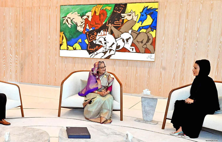 প্রধানমন্ত্রী শেখ হাসিনার সঙ্গে আজ সকালে কাতার ফাউন্ডেশনের প্রধান কার্যালয়ে ফাউন্ডেশনের কো-ফাউন্ডার এবং চেয়ারপারসন শেখা মোজা বিনতে নাসে সৌজন্য সাক্ষাৎ করেন। ছবি: ইয়াসিন কবির জয়
