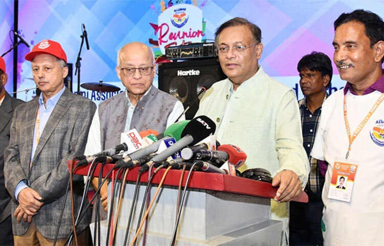 আওয়ামী লীগের যুগ্ম সাধারণ সম্পাদক ও তথ্যমন্ত্রী ড. হাছান মাহমুদ বলেছেন, বিএনপি চেয়ারপারসন খালেদা জিয়া দণ্ড ও সাজাপ্রাপ্ত আসামি। তিনি আদালতের মাধ্যমে জামিন পাননি। বঙ্গবন্ধু কন্যার বদান্যতায় তিনি কারাগারের বাইরে ঘরে আছেন। আজ দুপুরে চট্টগ্রামের এতিহ্যবাহী বিদ্যাপীঠ সরকারি হাজী মোহাম্মদ মহসিন কলেজের রিইউনিয়ন ফেস্টের অনুষ্ঠান শেষে সাংবাদিকদের সঙ্গে আলাপকালে এ মন্তব্য করেন তিনি। ছবি: জাগো নিউজ