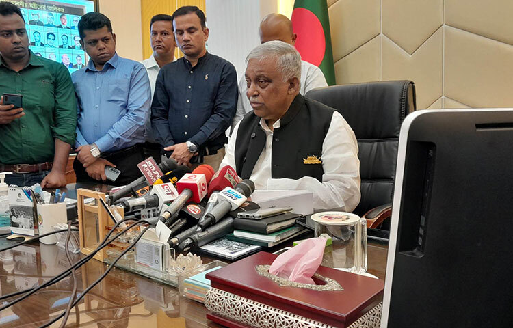 রোহিঙ্গা ক্যাম্পে আগুন লাগার ঘটনা নাশকতা কি না তা খতিয়ে দেখা হচ্ছে বলে জানিয়েছেন স্বরাষ্ট্রমন্ত্রী আসাদুজ্জামান খান কামাল। আগামী ২৫ মার্চ গণহত্যা দিবস, ২৬ মার্চ স্বাধীনতা ও জাতীয় দিবস উদযাপন উপলক্ষে আইনশৃঙ্খলা সংক্রান্ত সভা শেষে আজ সচিবালয়ে নিজ দপ্তরে সাংবাদিকদের প্রশ্নের জবাবে স্বরাষ্ট্রমন্ত্রী এ কথা জানান। ছবি: জাগো নিউজ