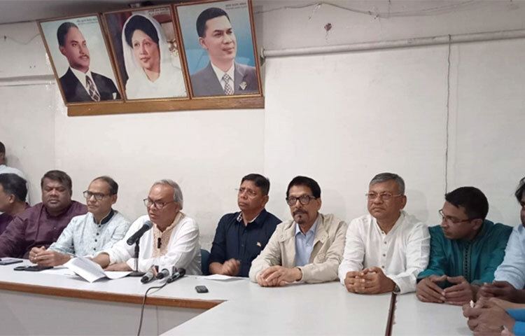 নয়াপল্টনে বিএনপির গণসমাবেশ নিয়ে সরকার বিচার-বিবেচনাবোধহীন চাতুরির আশ্রয় নিয়েছে বলে মন্তব্য করেছেন দলটির জ্যেষ্ঠ যুগ্ম মহাসচিব রুহুল কবির রিজভী। আজ বিকেলে নয়াপল্টনে দলের কেন্দ্রীয় কার্যালয় অনুষ্ঠিত সংবাদ সম্মেলনে তিনি এসব কথা বলেন। ছবি: মাহবুব আলম